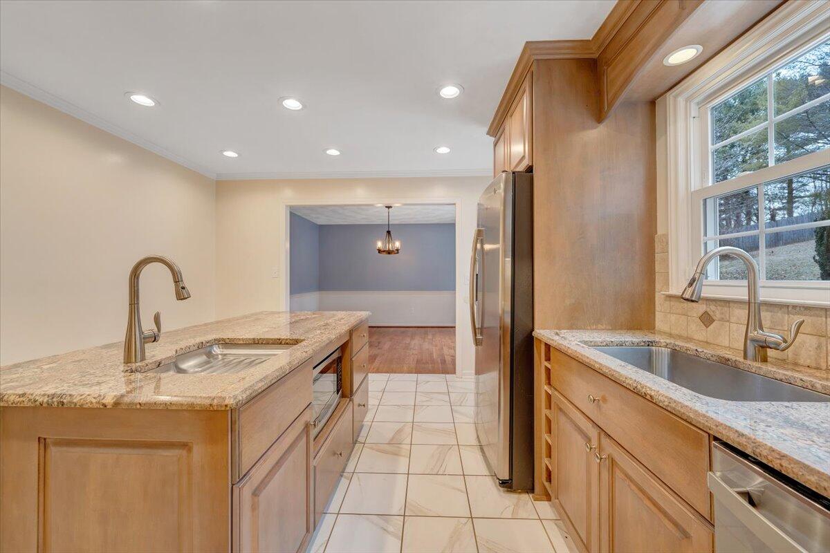 302 Ivy LN