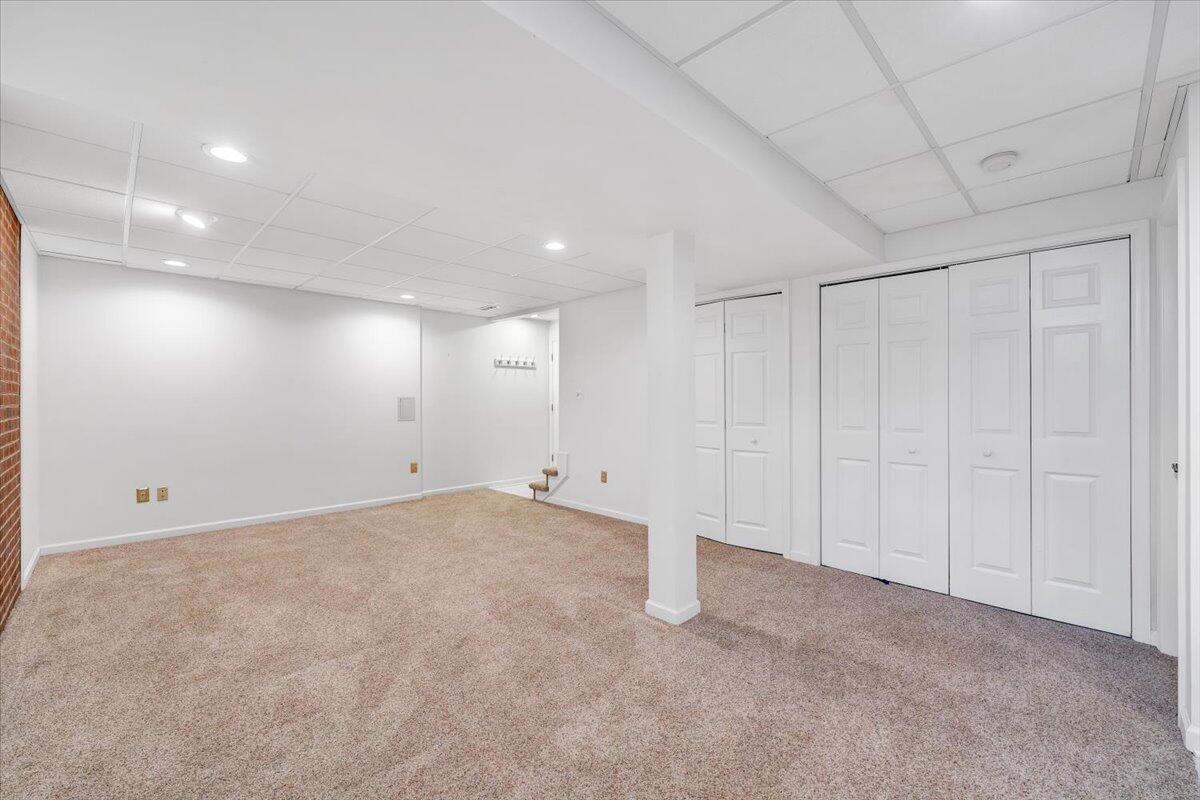 302 Ivy LN