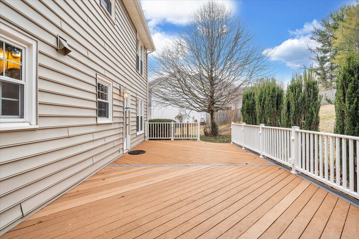 302 Ivy LN