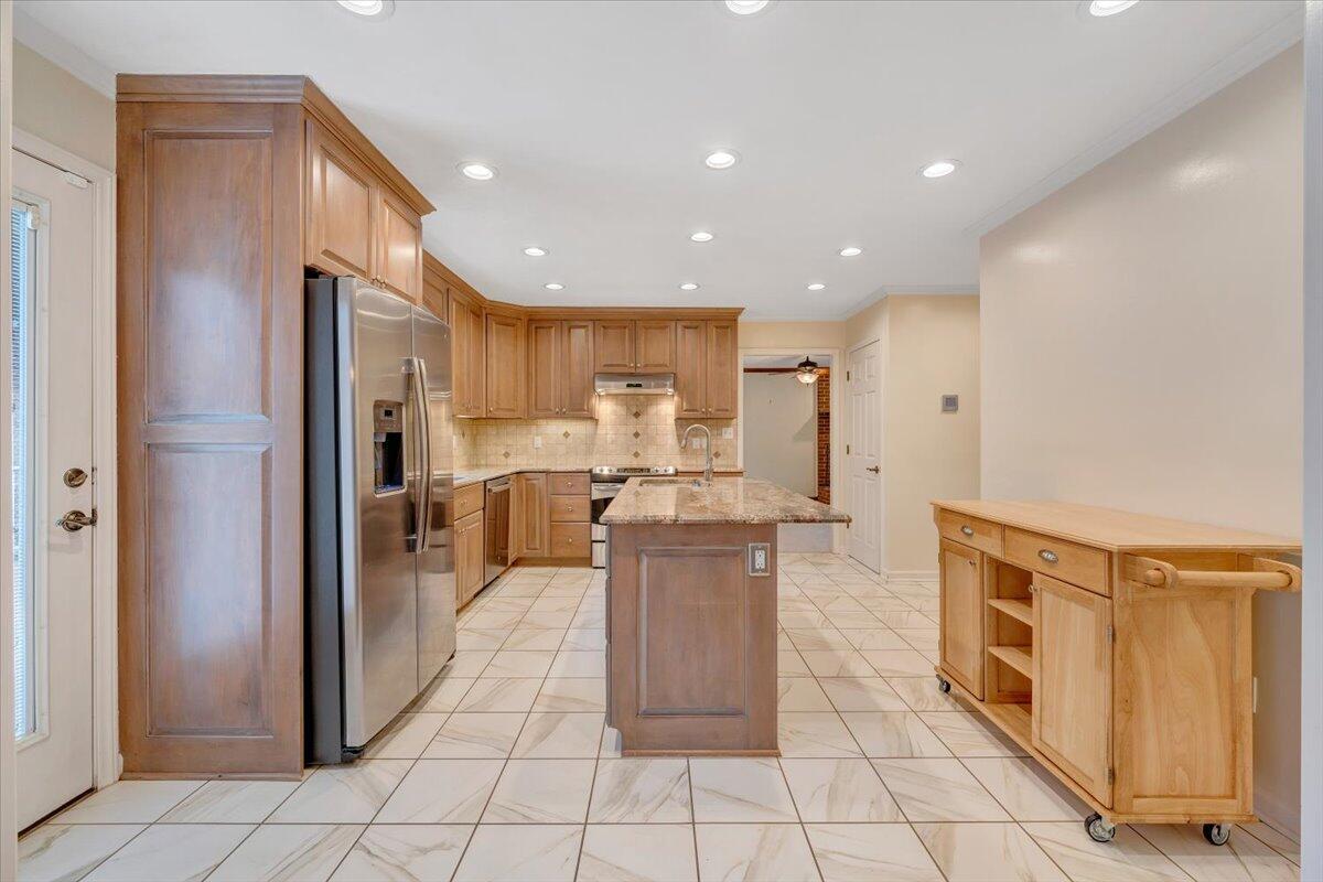 302 Ivy LN