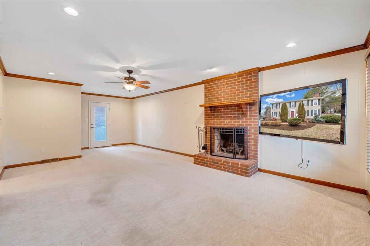 302 Ivy LN