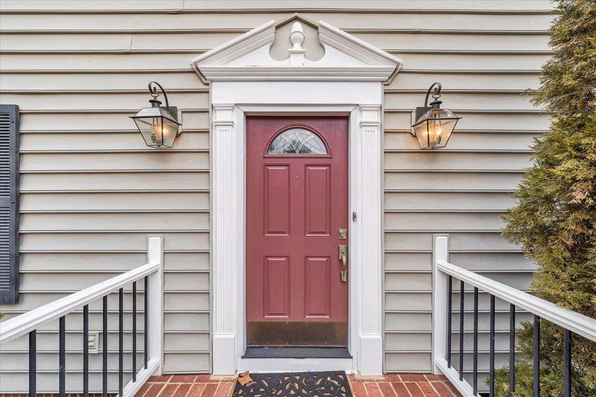 302 Ivy LN