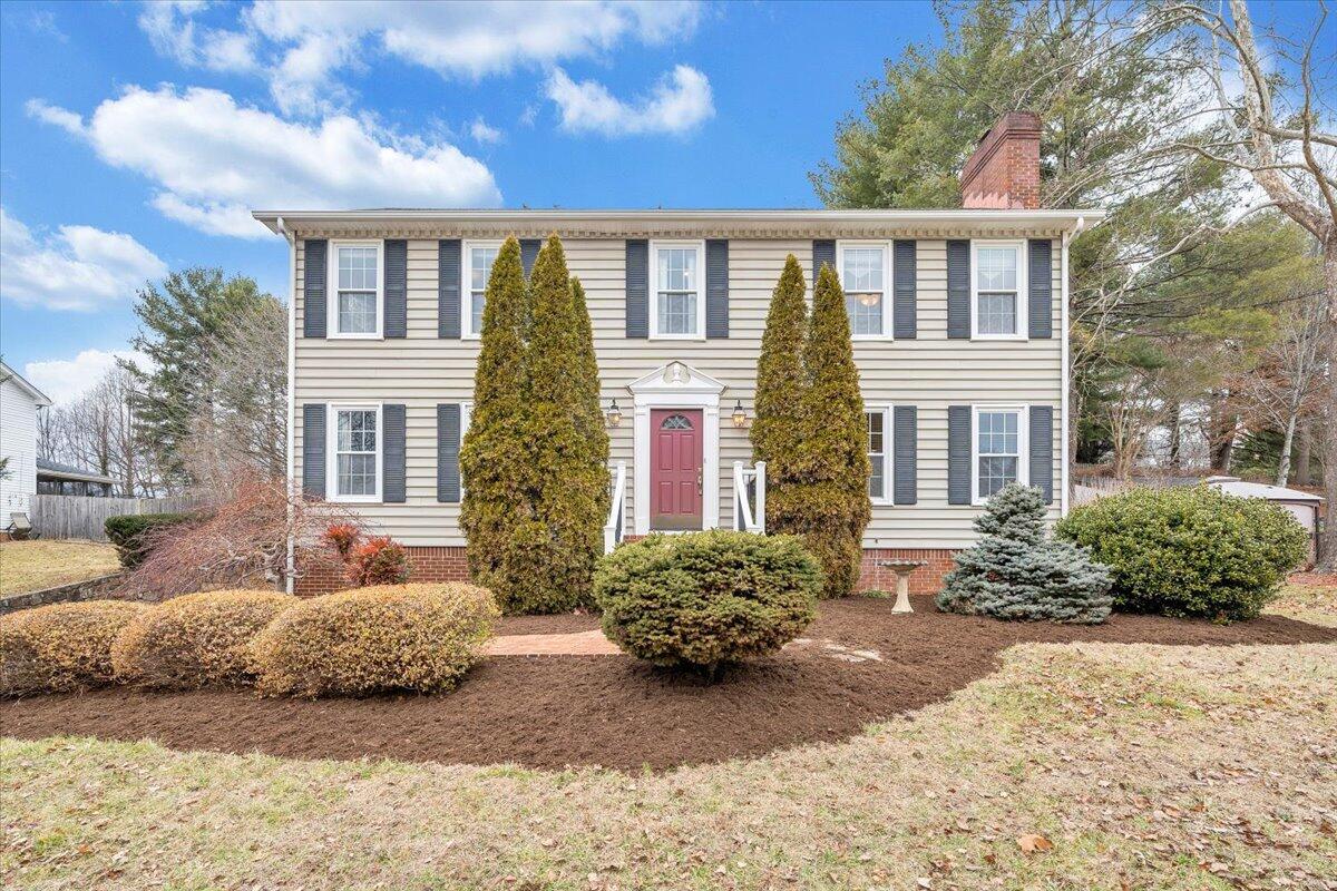 302 Ivy LN