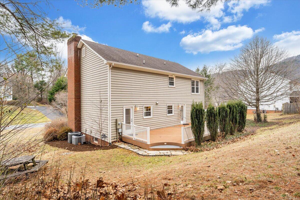 302 Ivy LN