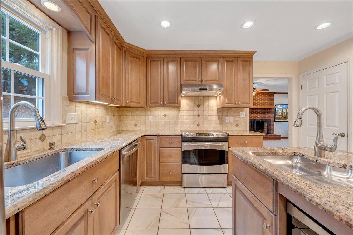302 Ivy LN
