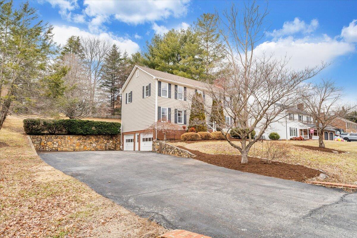 302 Ivy LN