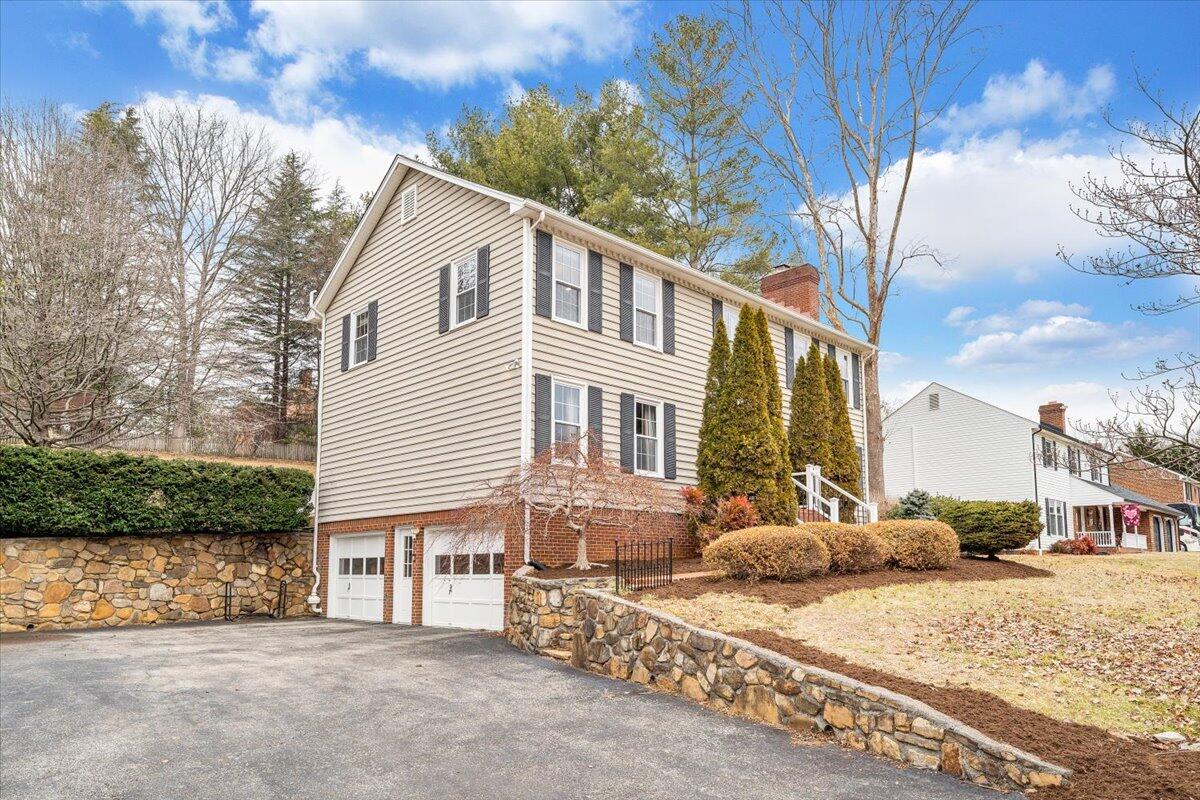 302 Ivy LN