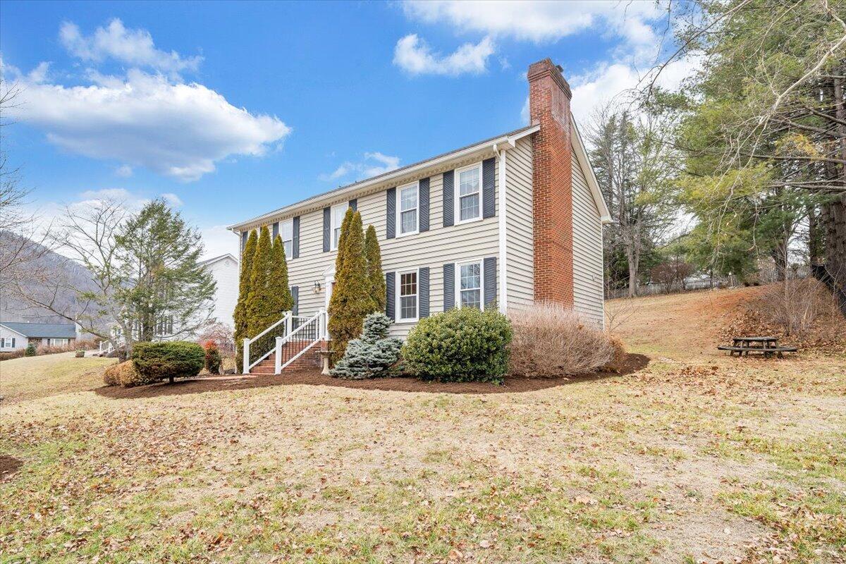 302 Ivy LN