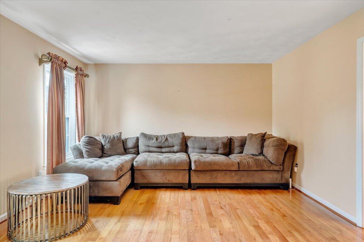 302 Ivy LN