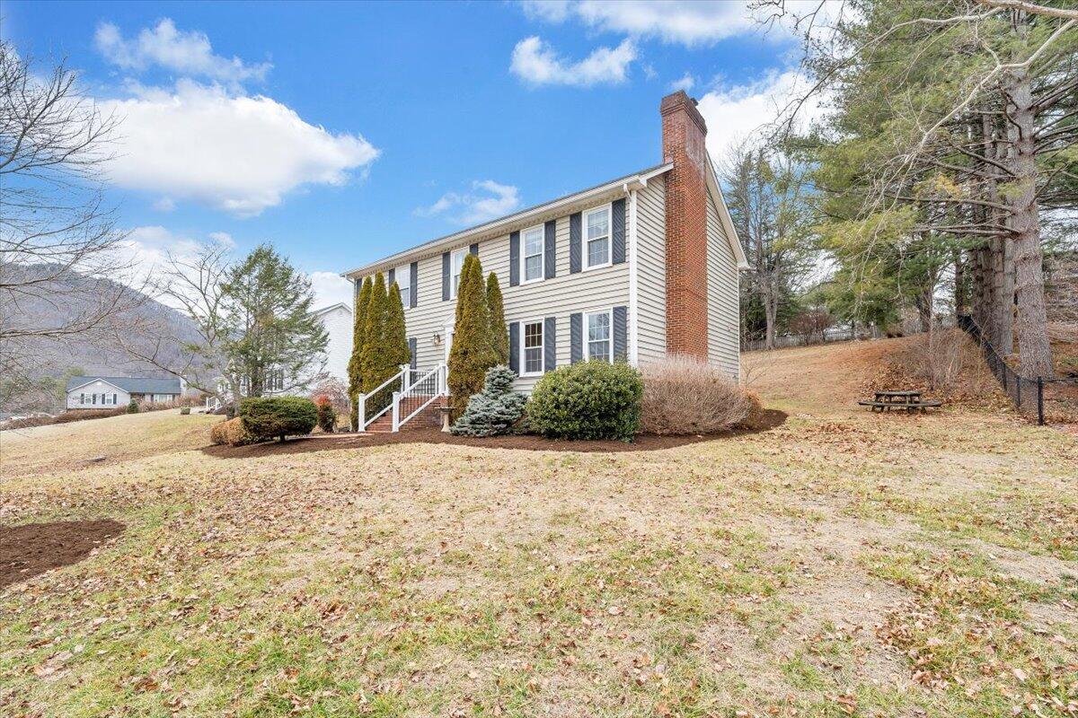 302 Ivy LN