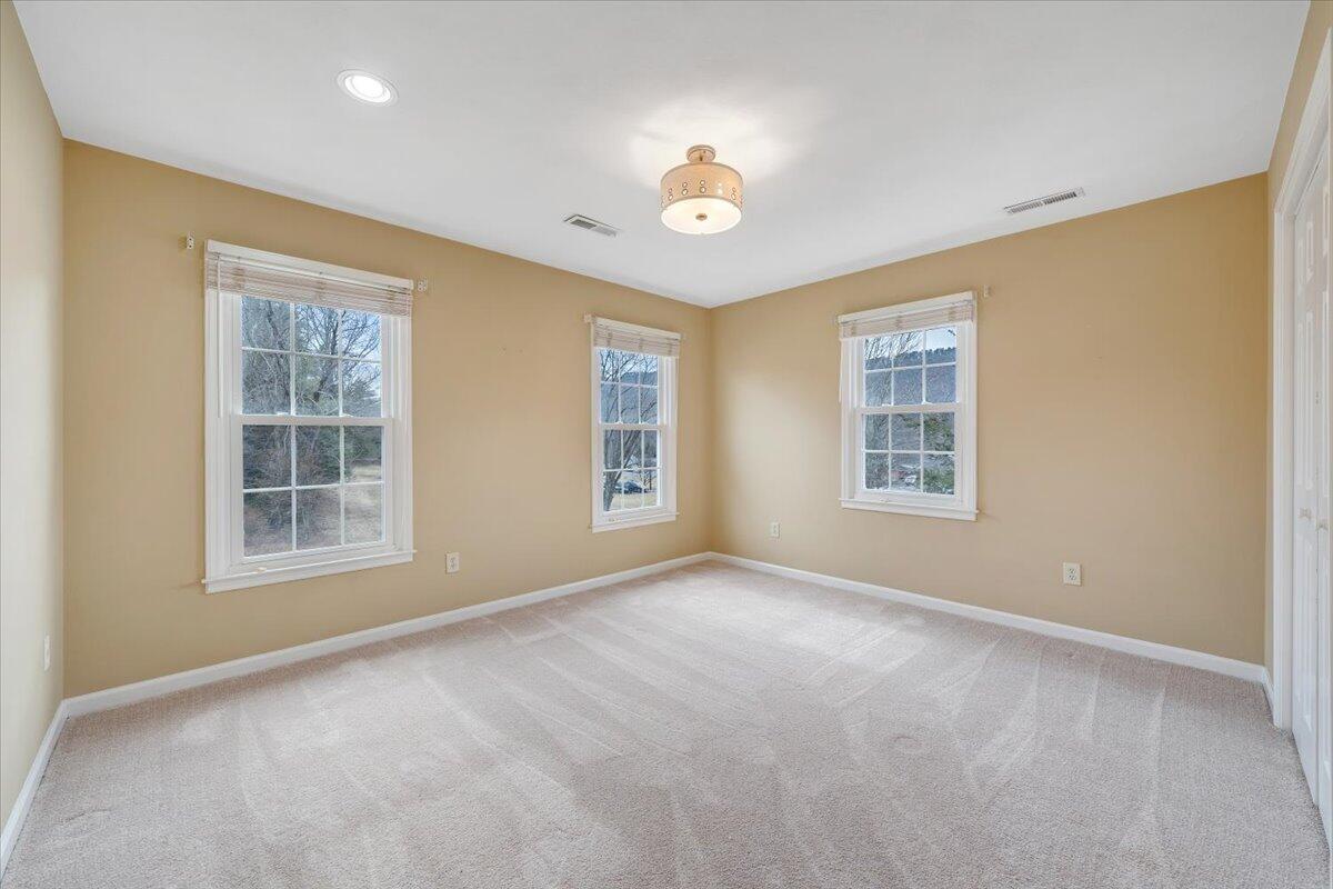302 Ivy LN