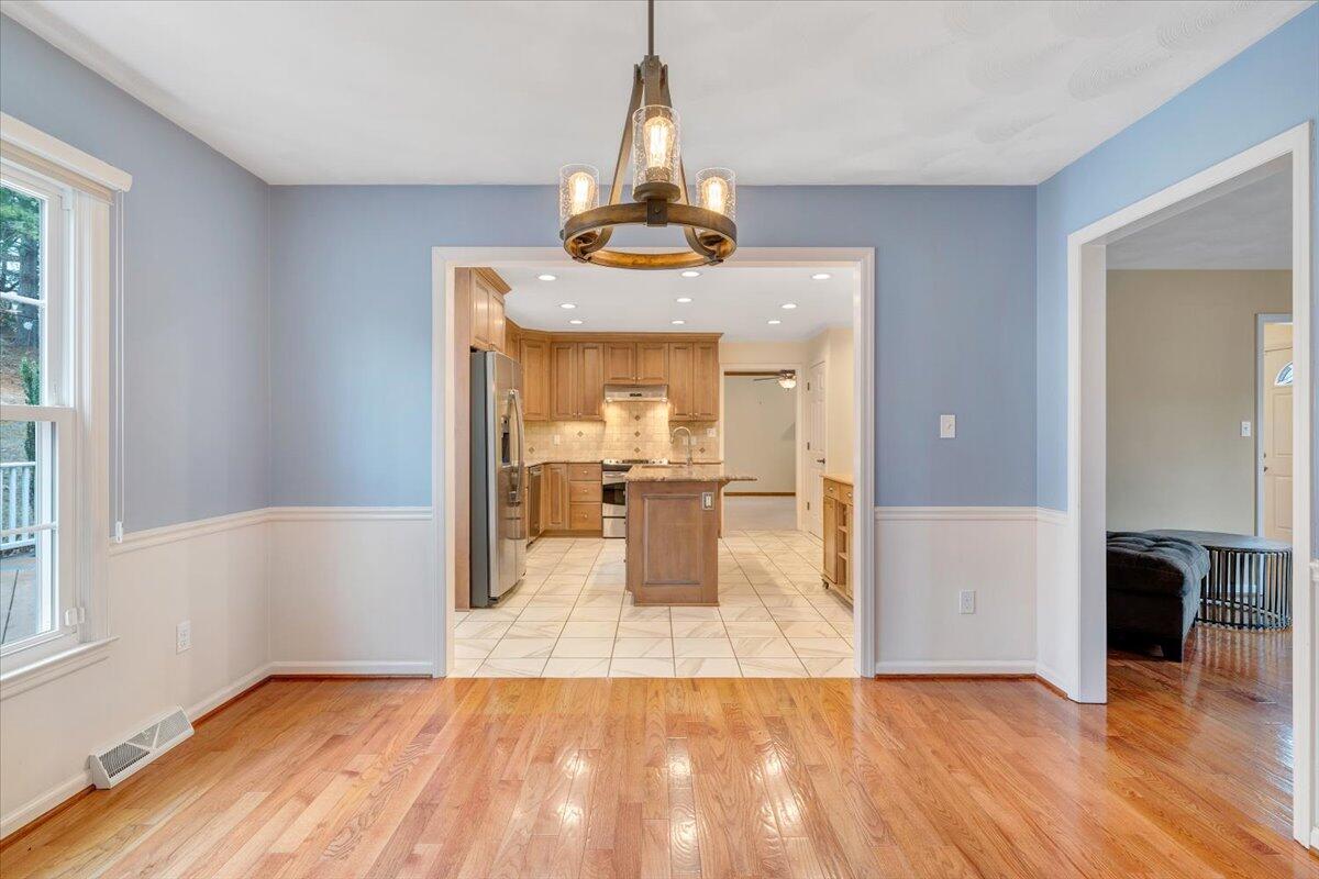 302 Ivy LN