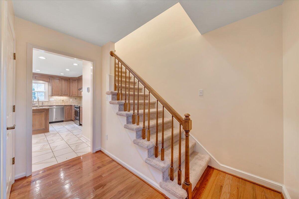 302 Ivy LN