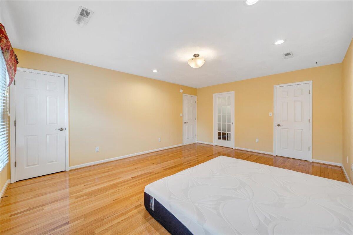 302 Ivy LN