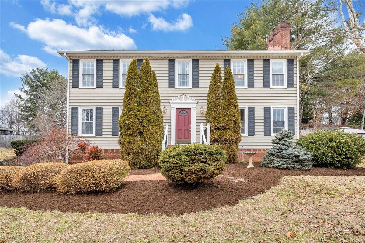 302 Ivy LN