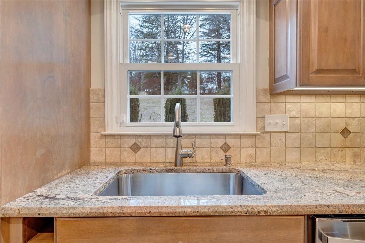 302 Ivy LN