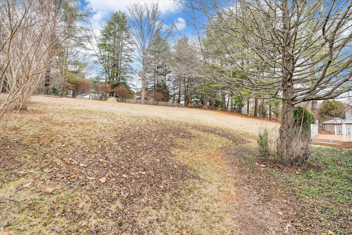 302 Ivy LN