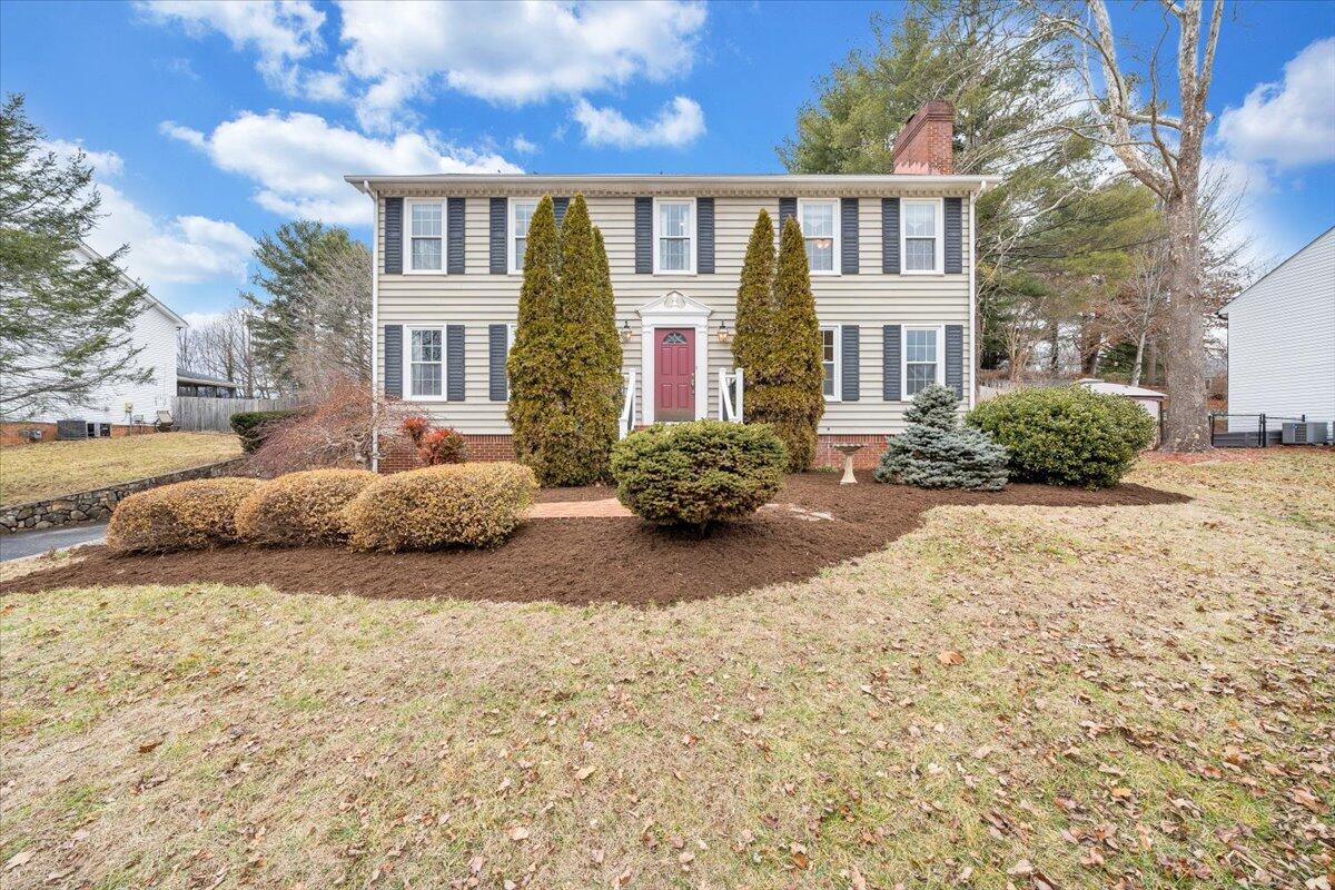 302 Ivy LN