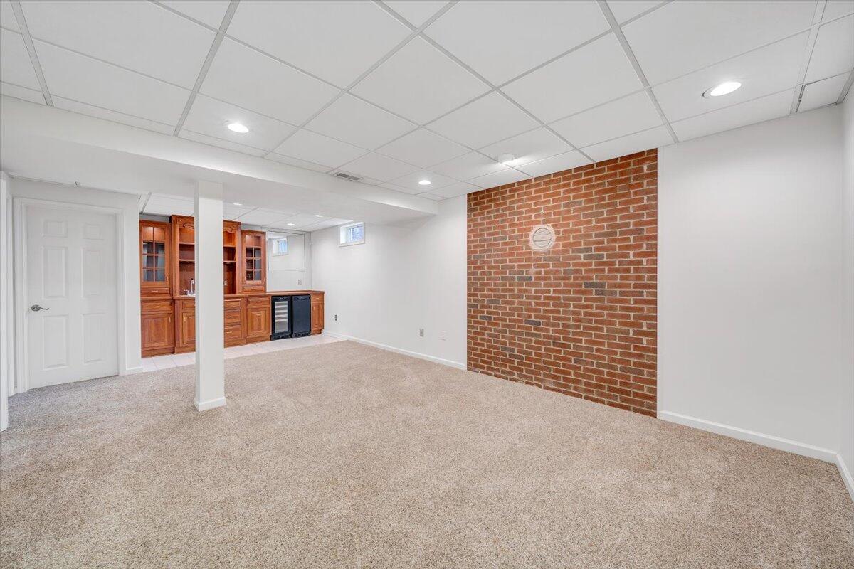 302 Ivy LN