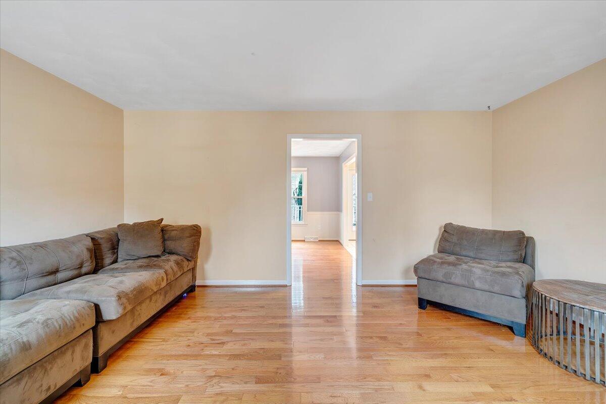 302 Ivy LN