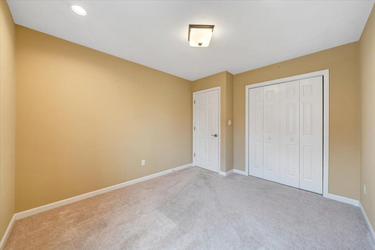 302 Ivy LN