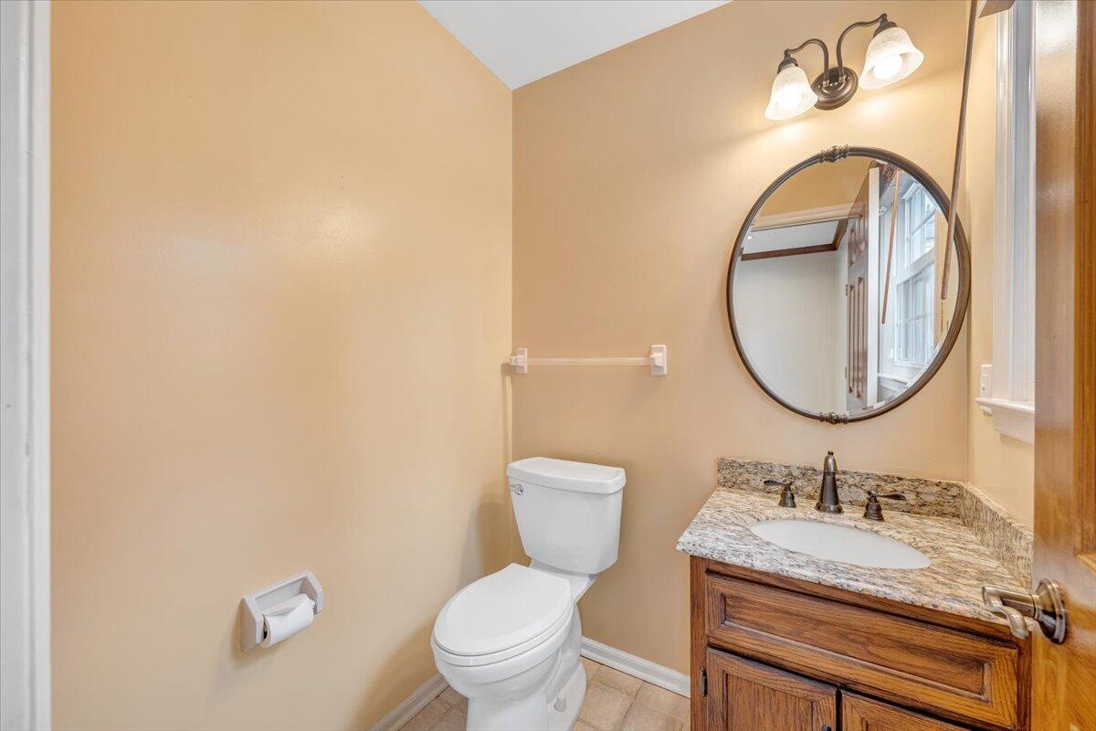 302 Ivy LN