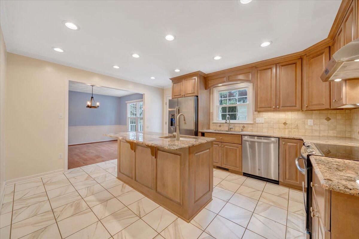 302 Ivy LN