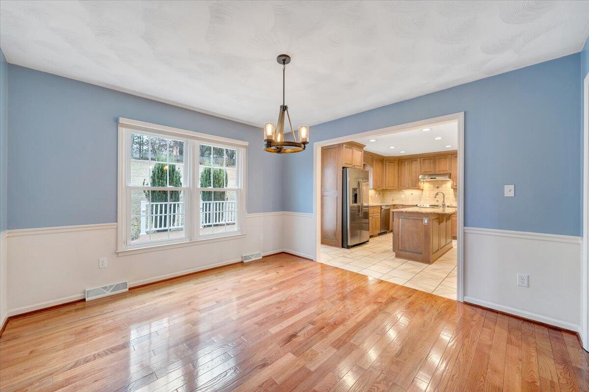 302 Ivy LN