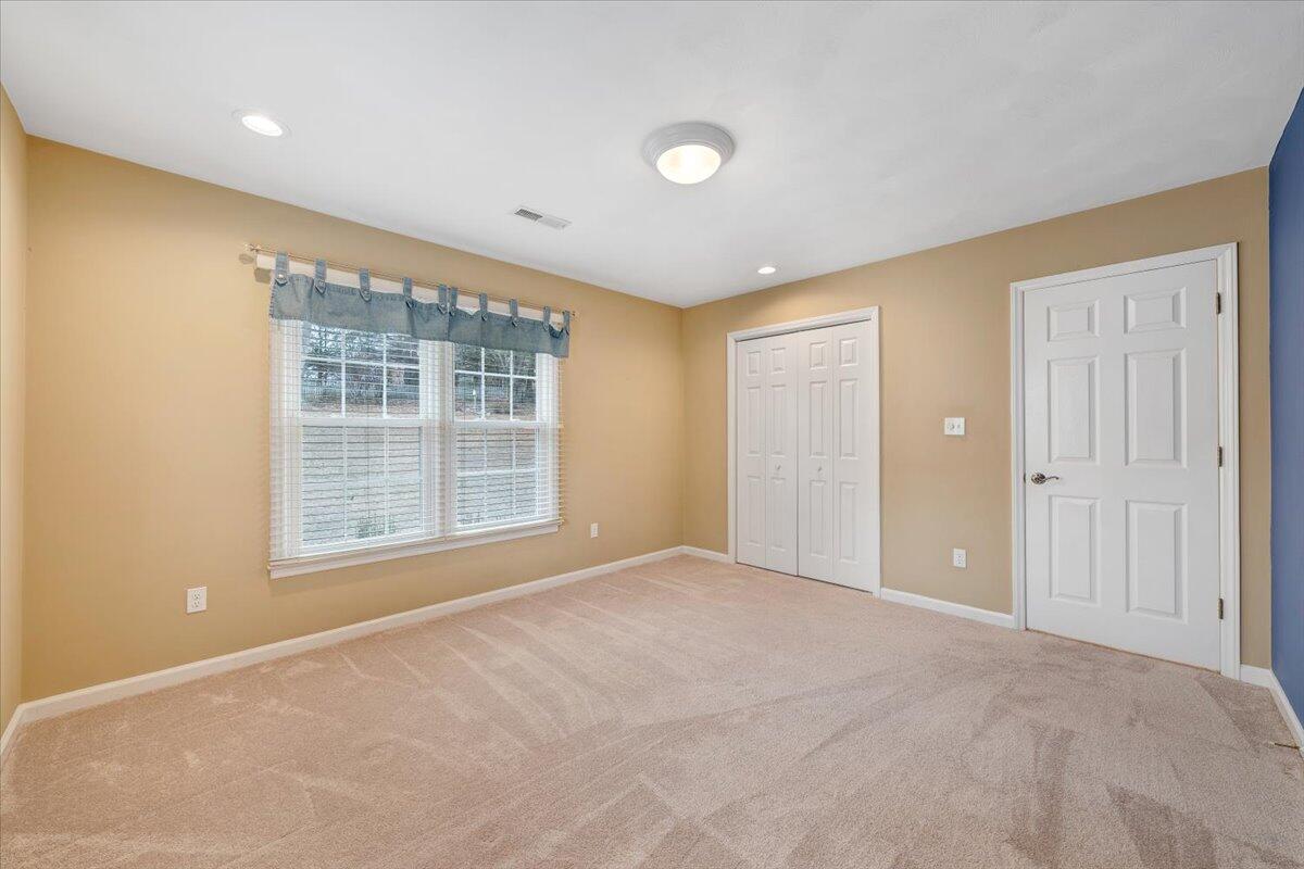 302 Ivy LN