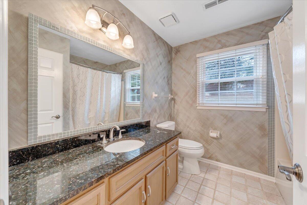 302 Ivy LN