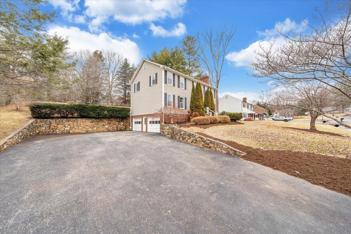 302 Ivy LN