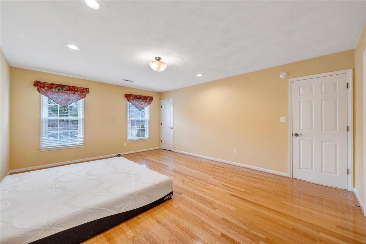 302 Ivy LN