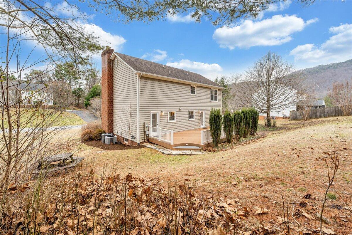 302 Ivy LN