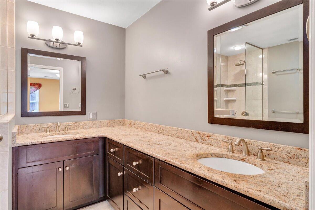 302 Ivy LN