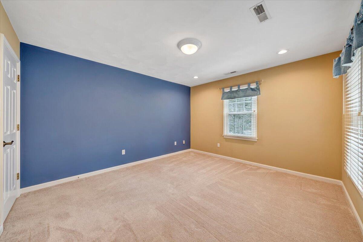 302 Ivy LN