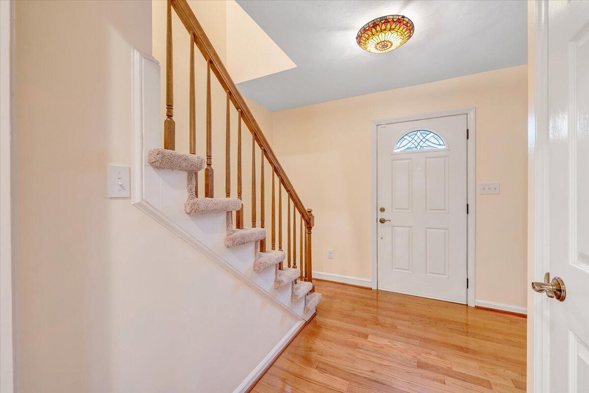 302 Ivy LN