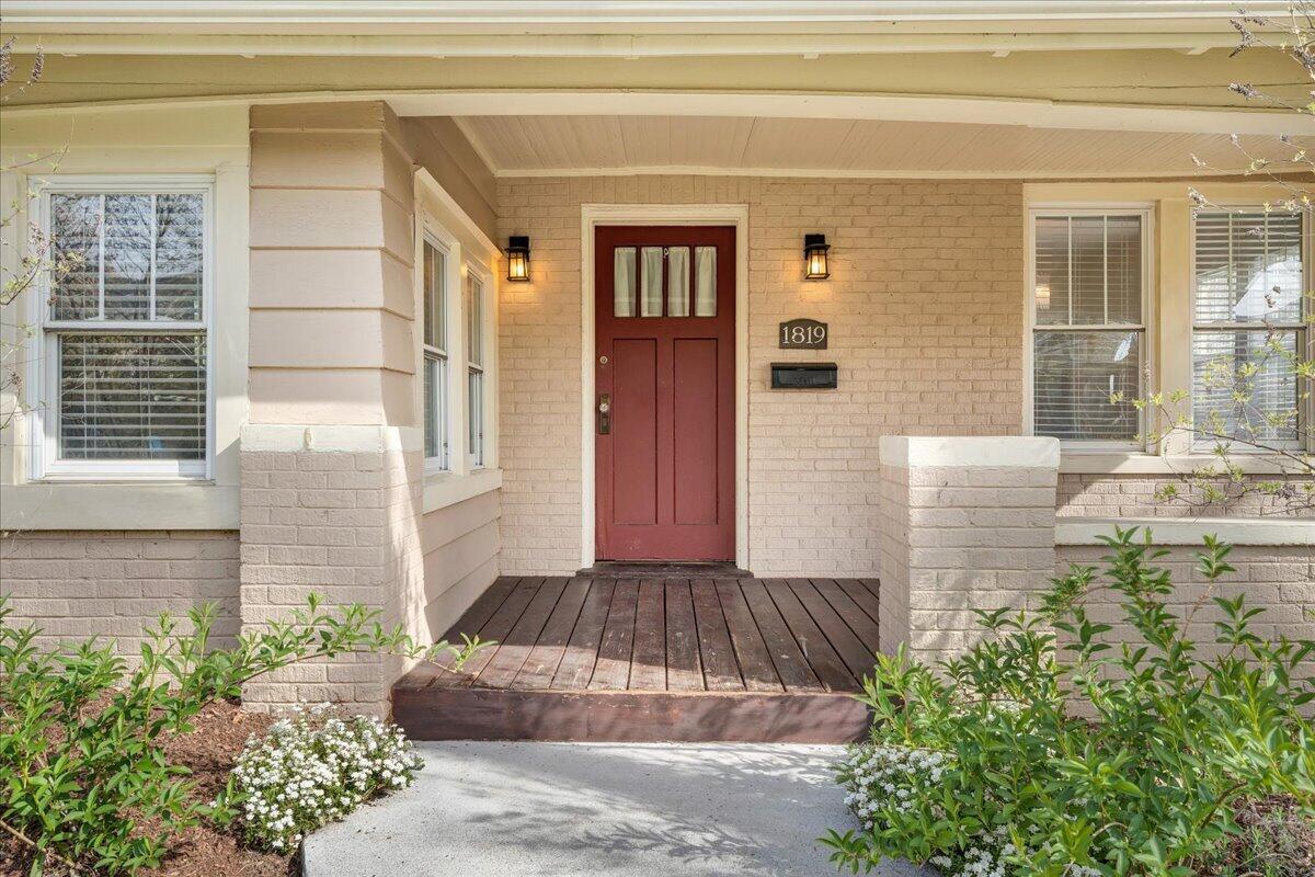 1819 Maiden LN SW