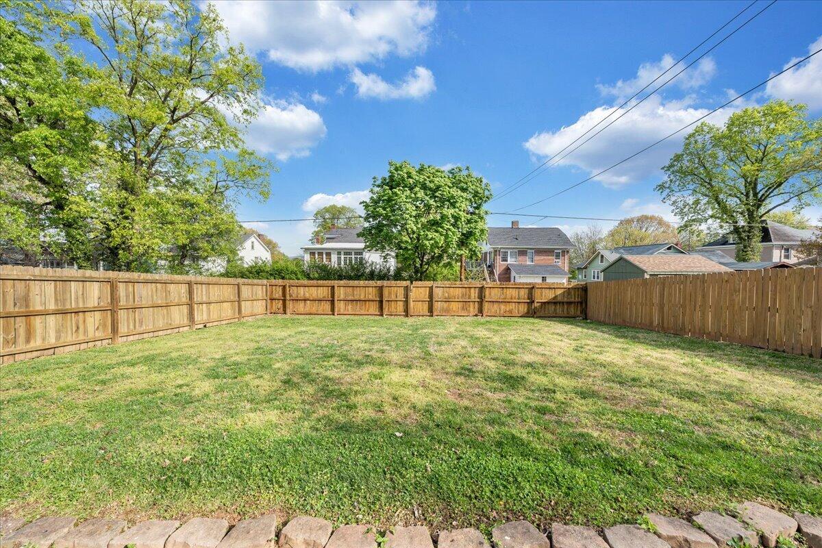 1819 Maiden LN SW