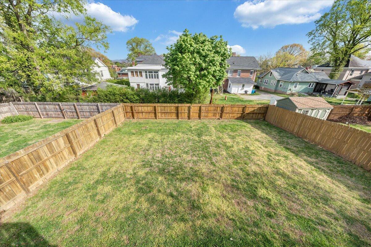 1819 Maiden LN SW