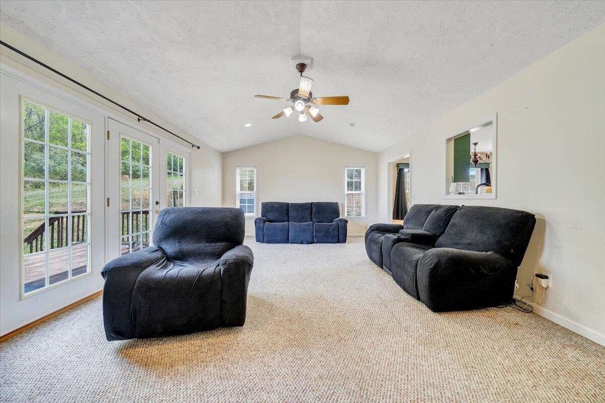 686 Pinehaven RD