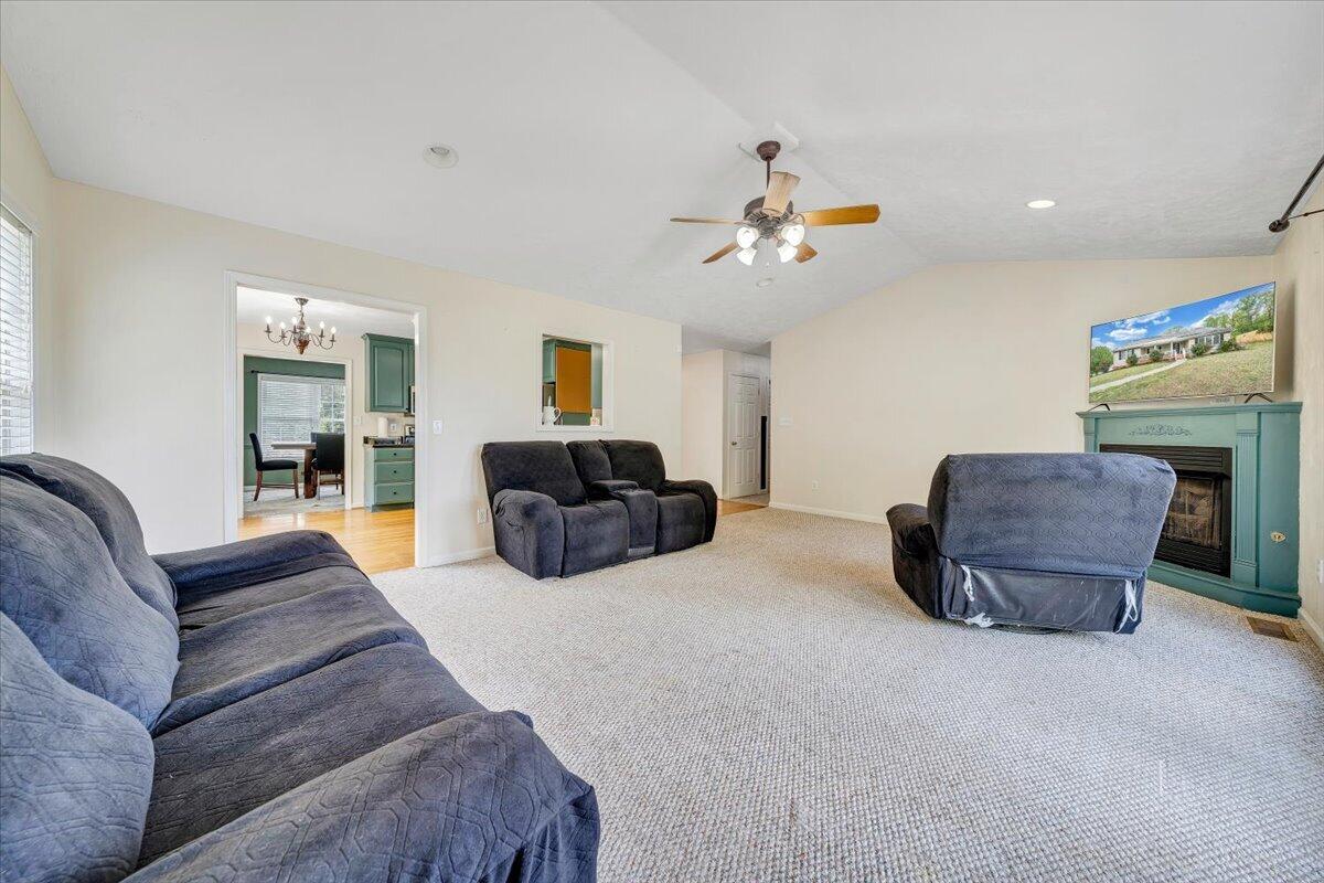686 Pinehaven RD