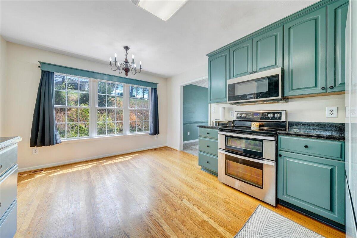 686 Pinehaven RD
