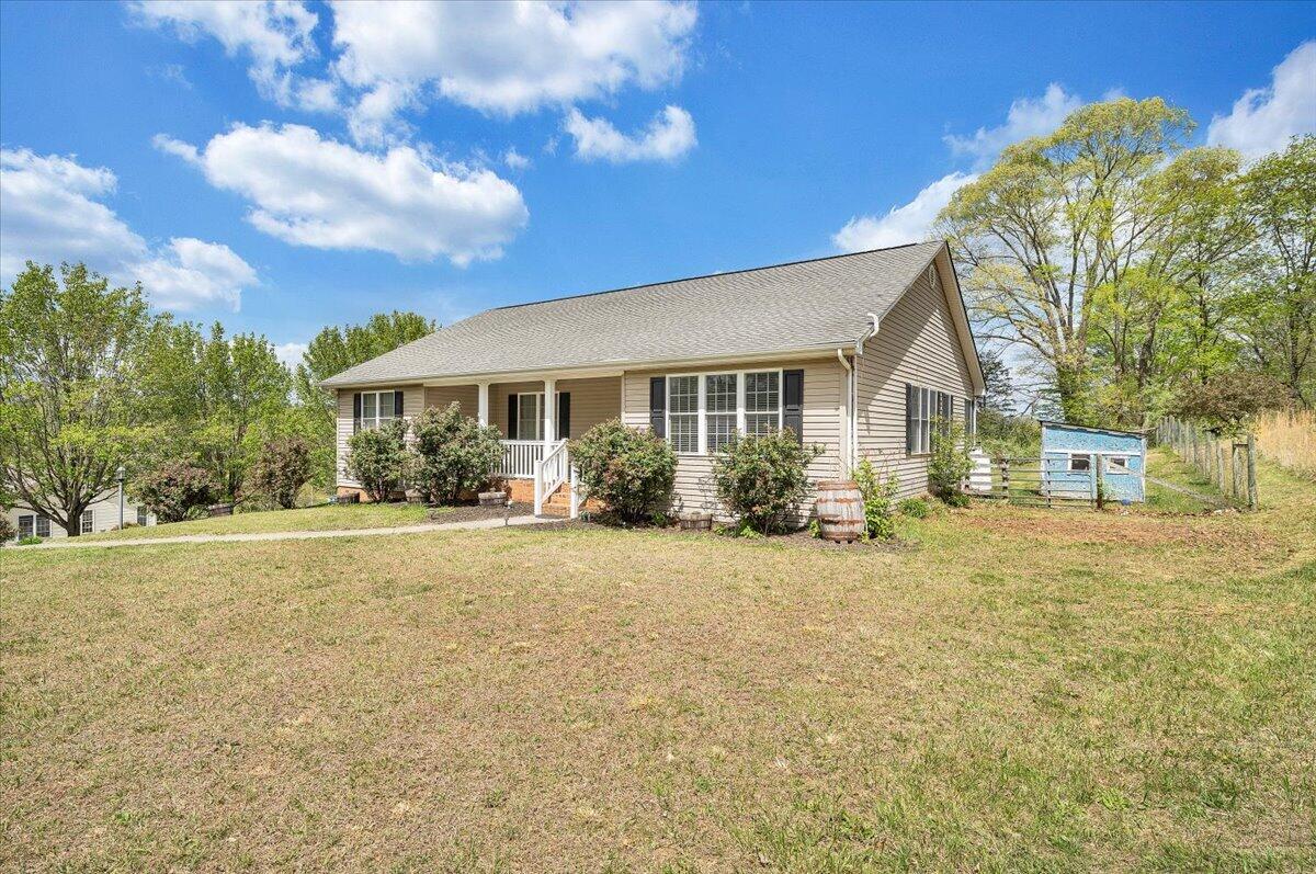 686 Pinehaven RD