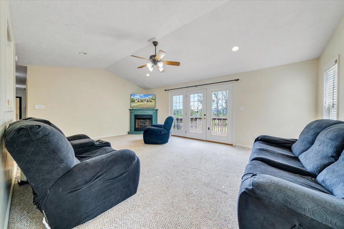 686 Pinehaven RD