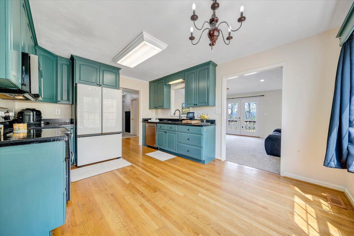 686 Pinehaven RD