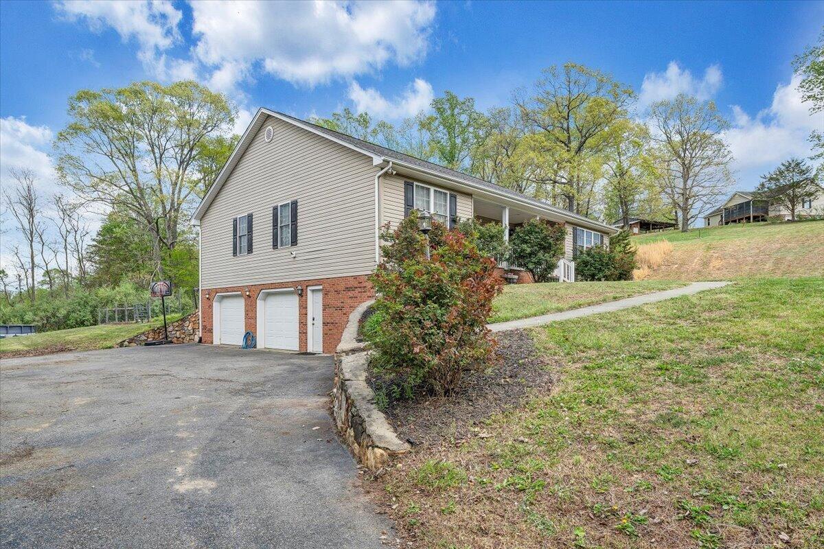 686 Pinehaven RD