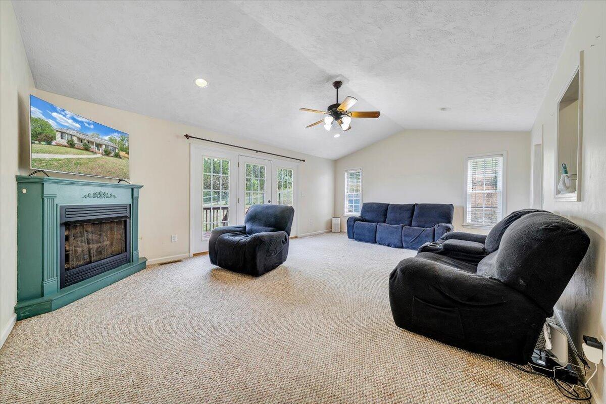 686 Pinehaven RD