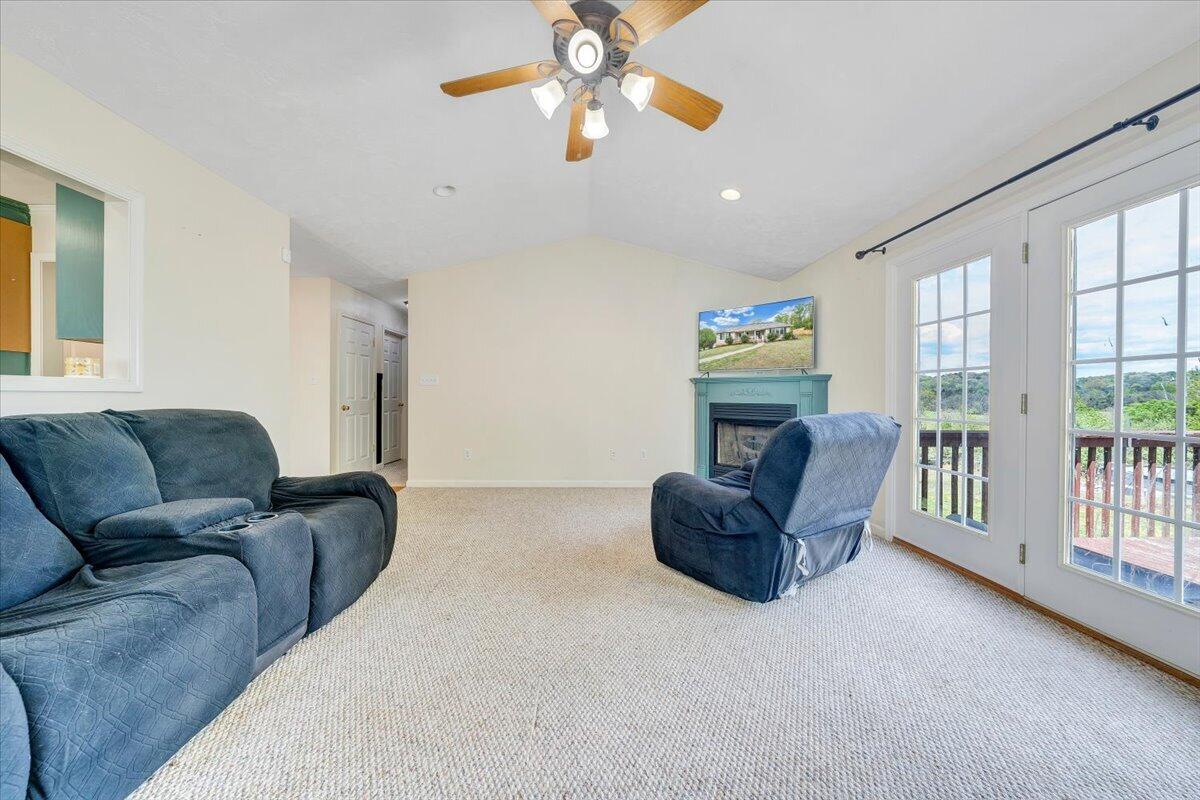 686 Pinehaven RD