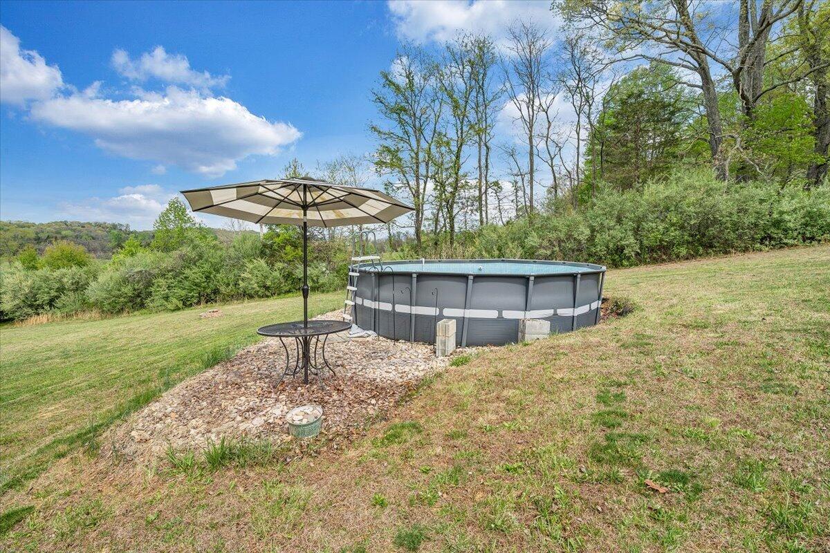 686 Pinehaven RD