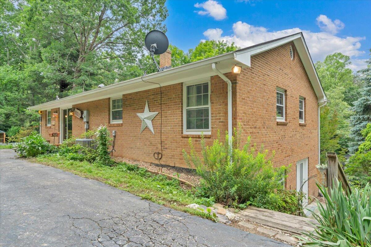 811 Arcadia RD